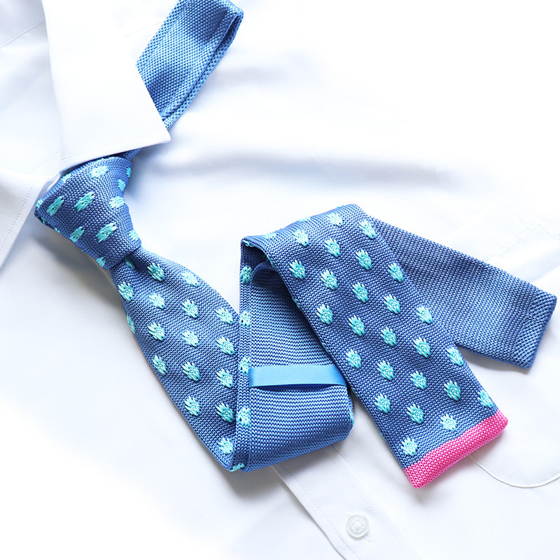 水色-生地-剣先にさし色ピンク-大き目-模様柄-ニット-ネクタイ-ニットタイプ-全長-約141cm-剣幅-約5-5cm-情熱系-奇抜-男女-祝-おしゃれ-かわいい-結婚式-カジュアル-シンプル-スーツ-人気-プレゼント-ギフト-入園式-入学式-成人式