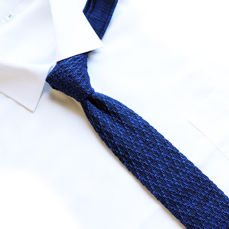 深い青色-ベース-カギ編-ニット-ネクタイ-ニットタイプ-全長-約141cm-剣幅-約5-5cm-情熱系-奇抜-男女-祝-おしゃれ-かわいい-結婚式-カジュアル-シンプル-スーツ-人気-プレゼント-ギフト-入園式-入学式-成人式