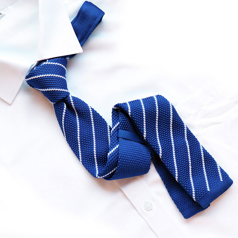 爽やかなブルーベース-ホワイトライン-オシャレな組み合わせ-ニット-ネクタイ-ニットタイプ-全長-約141cm-剣幅-約5-5cm-情熱系-奇抜-男女-祝-おしゃれ-かわいい-結婚式-カジュアル-シンプル-スーツ-人気-プレゼント-ギフト-入園式-入学式-成人式