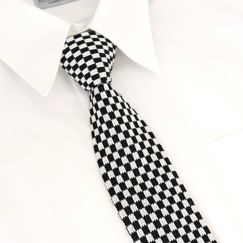 黒と白-チェック柄-ニット-タイ-細かな-柄-スーツ-フォーマル-プレゼント-ギフト-日用-普段使い-さり気ない-お洒落-剣山-オススメ-通販-人気-ビジネス-ギフト-ユニーク-営業-信頼-英国