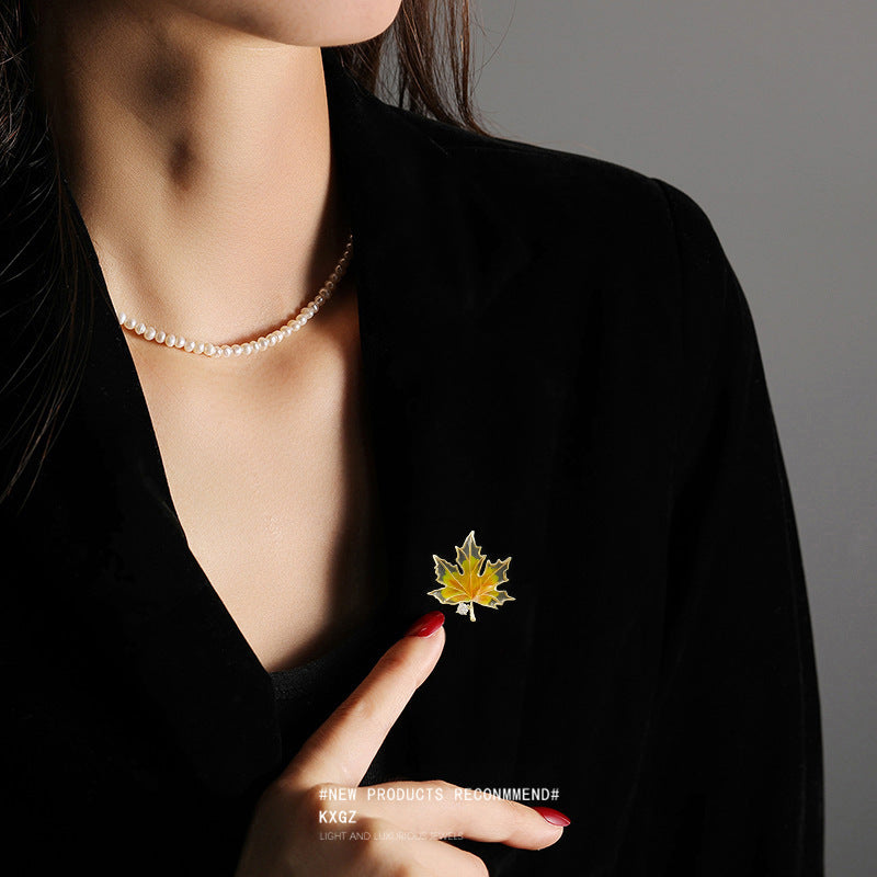 カエデの葉 メープルリーフ ブローチ イエロー グラデーションカラー ファッション コサージュ ピン エレガント 可愛い おしゃれ アクセサリー プレゼント 贈り物 メンズ レディース 子供 ジュエリー カフス専門店