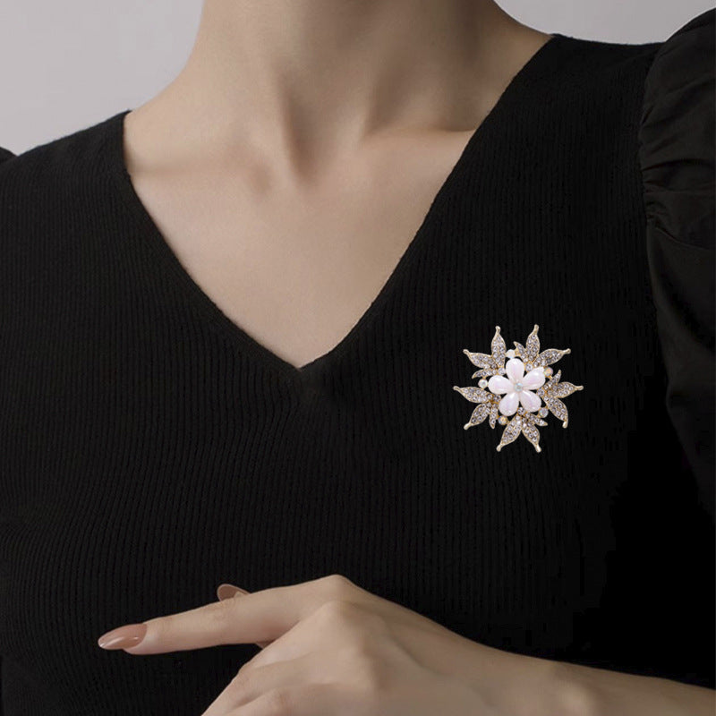 輝く お花 ブローチ クリスタル ファッション コサージュ ピン エレガント 可愛い おしゃれ アクセサリー プレゼント 贈り物 メンズ レディース 子供 ジュエリー カフス専門店
