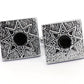 【 激安 ＋ 即納 】 ■ 黒塗り 四角 八角形 模様 【 色 ： 黒銀 】 カフスボタン ■ [ 1000円ぽっきり シルバー 系 男女 カフリングス おしゃれ おすすめ 結婚式 スーツ シャツ 人気 プレゼント ギフト 男性 正装 ウエディング 彼氏 成人式 ]