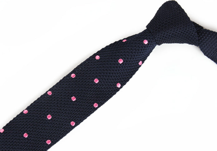 紺地-丸い-ピンク-ドット-刺-入り-ニットタイ-模様-編みタイプ-スタイリッシュ系-シンプル-クール-男女-祝-おしゃれ-かわいい-結婚式-カジュアル-スーツ-人気-プレゼント-ギフト-入園式-入学式-成人式