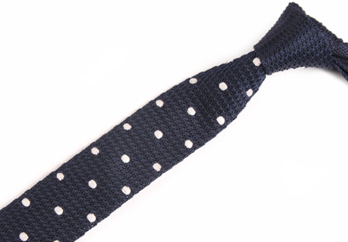 紺地-丸い-白-ドット-刺-入り-ニット-タイ-模様編み-タイプ-スタイリッシュ系-シンプル-クール-男女-祝-おしゃれ-かわいい-結婚式-カジュアル-スーツ-人気-プレゼント-ギフト-入園式-入学式-成人式