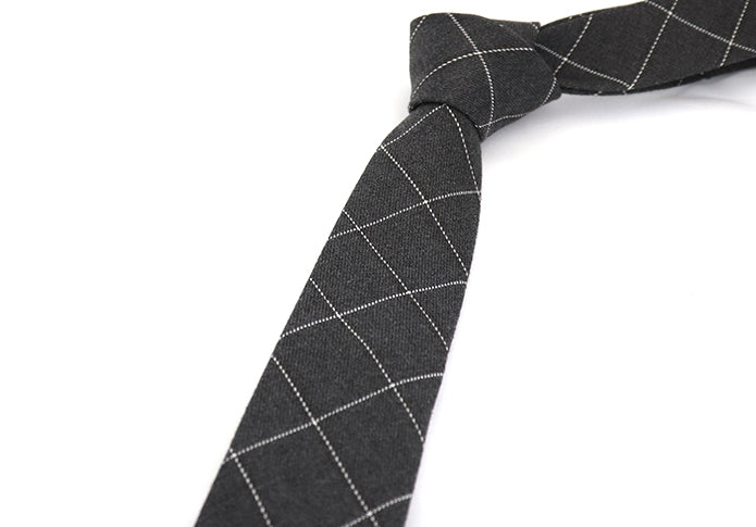 ビジネス-ネクタイ-グレー地-ホワイト-極細-格子柄-男女-祝-おしゃれ-ビジネス-結婚式-カジュアル-スーツ-人気-プレゼント-ギフト-入園式-入学式-成人式-暖か-暖色-温もり