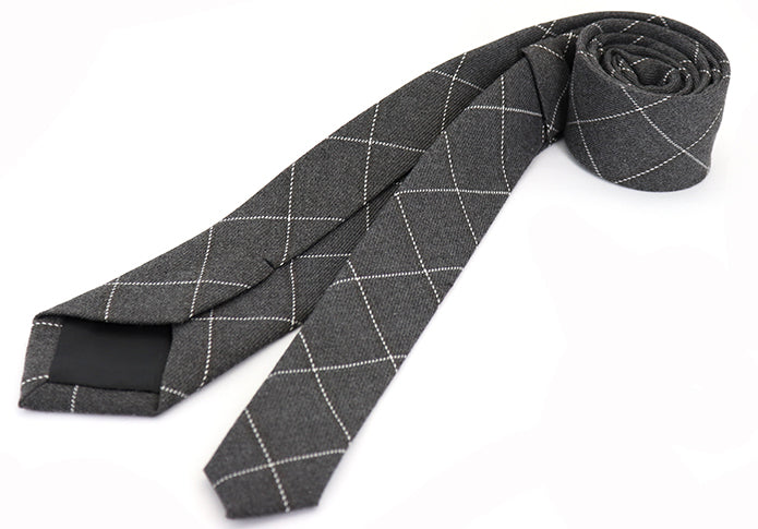 ビジネス-ネクタイ-グレー地-ホワイト-極細-格子柄-男女-祝-おしゃれ-ビジネス-結婚式-カジュアル-スーツ-人気-プレゼント-ギフト-入園式-入学式-成人式-暖か-暖色-温もり