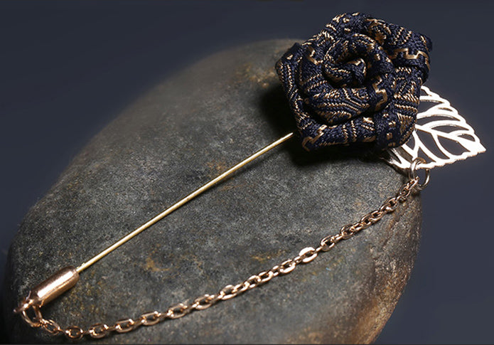 薔薇-モチーフ-きらきら-スーツアクセ-金色-ラペルピン-おしゃれ-かわいい-プレゼント-高級感-メンズ-お礼-ギフト-アクセサリ