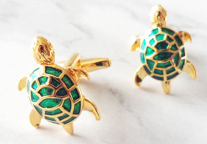 縁起物 カメ 【 金 ｘ 緑 色 】【 銀 ｘ 青 色 】【 銀 ｘ 赤 色 】 カフスボタン 【 おすすめ おしゃれ 縁起物 かわいい 男女 営業マン 結婚式 スーツ 人気 カフリングス プレゼント ギフト 入園式 入学式 成人式 】