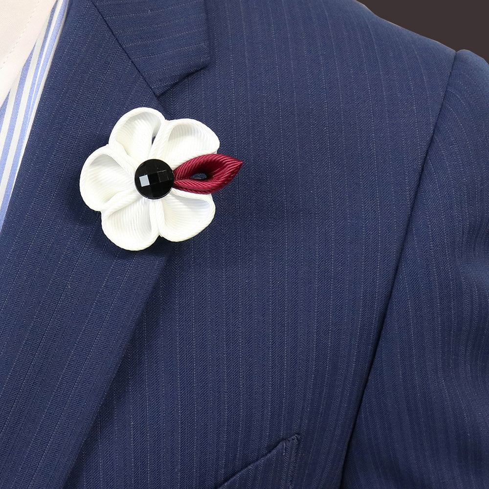 白いお花のラベルピン-白色-工芸-コサージュ-ブローチ-男女-プレゼント-おしゃれ-スーツ