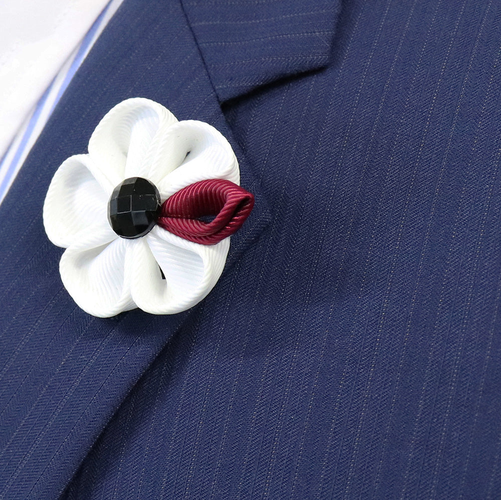 白いお花のラベルピン-白色-工芸-コサージュ-ブローチ-男女-プレゼント-おしゃれ-スーツ