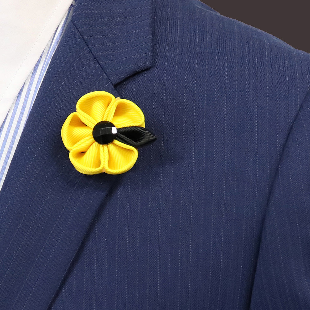 黄色いお花のラベルピン-黄色-工芸-コサージュ-ブローチ-男女-プレゼント-おしゃれ-スーツ