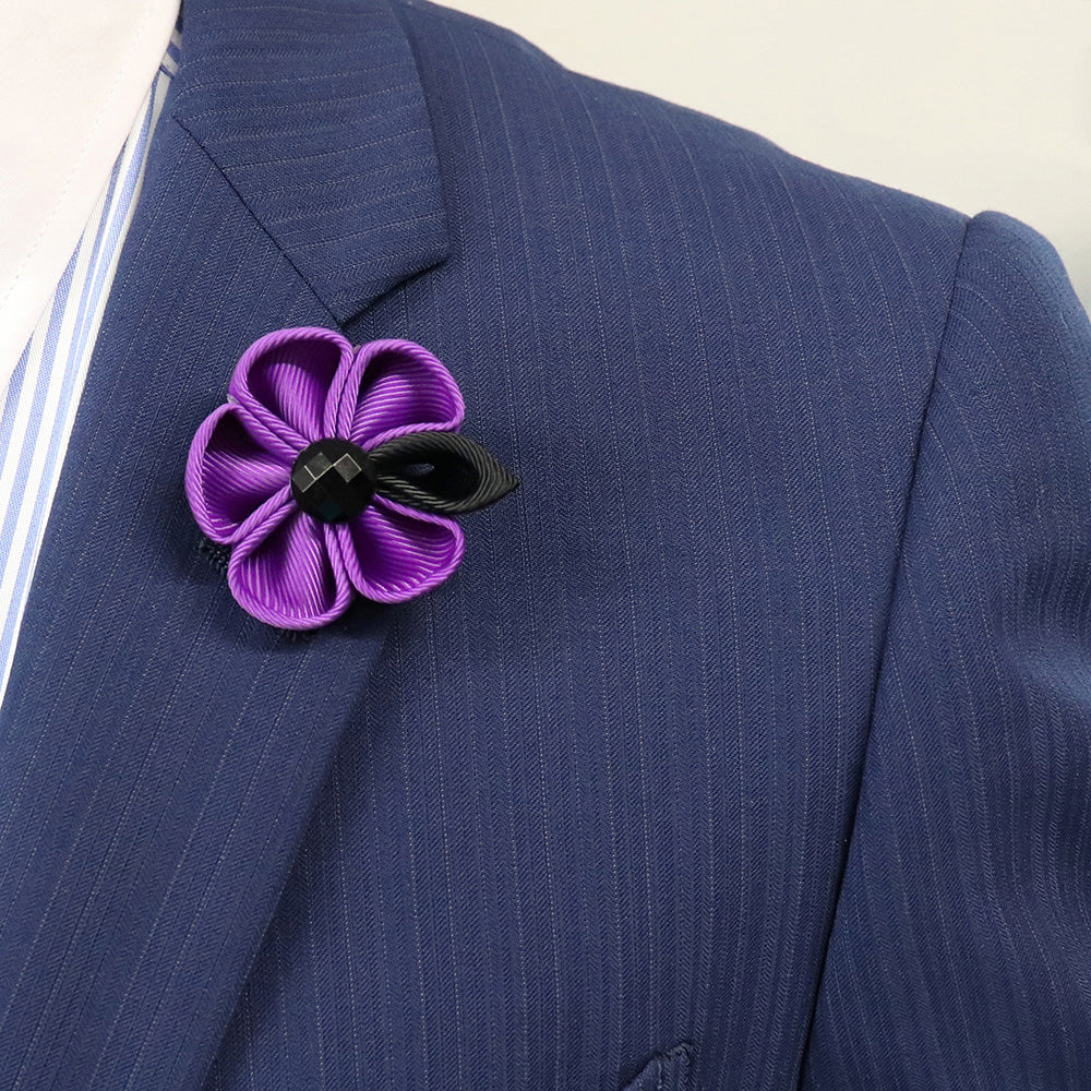 紫色に黒のワンポイト-お花のラベルピン-紫色-工芸-コサージュ-ブローチ-男女-プレゼント-おしゃれ-スーツ