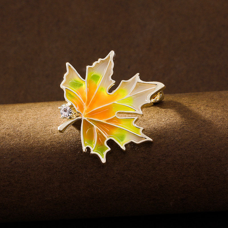 カエデの葉 メープルリーフ ブローチ イエロー グラデーションカラー ファッション コサージュ ピン エレガント 可愛い おしゃれ アクセサリー プレゼント 贈り物 メンズ レディース 子供 ジュエリー カフス専門店