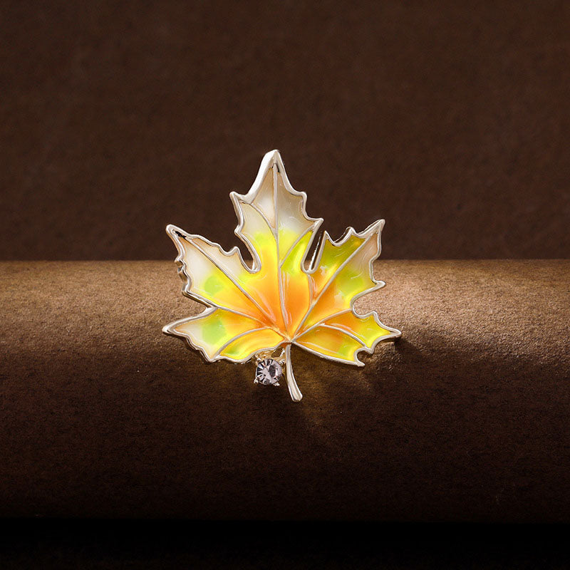 カエデの葉 メープルリーフ ブローチ イエロー グラデーションカラー ファッション コサージュ ピン エレガント 可愛い おしゃれ アクセサリー プレゼント 贈り物 メンズ レディース 子供 ジュエリー カフス専門店