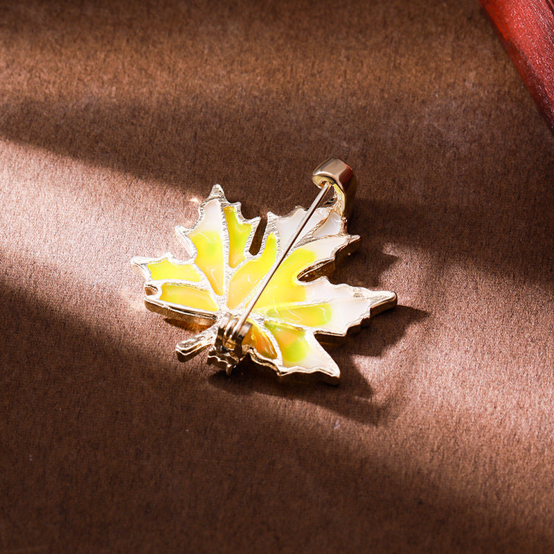 カエデの葉 メープルリーフ ブローチ イエロー グラデーションカラー ファッション コサージュ ピン エレガント 可愛い おしゃれ アクセサリー プレゼント 贈り物 メンズ レディース 子供 ジュエリー カフス専門店