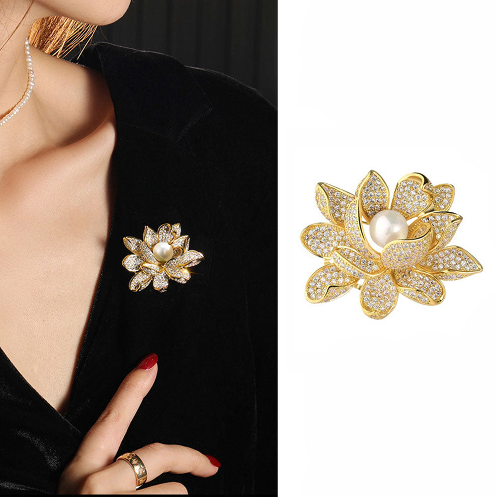 輝く ハスの花 ブローチ クリスタル ファッション コサージュ ピン エレガント 可愛い おしゃれ アクセサリー プレゼント 贈り物 メンズ レディース 子供 ジュエリー カフス専門店