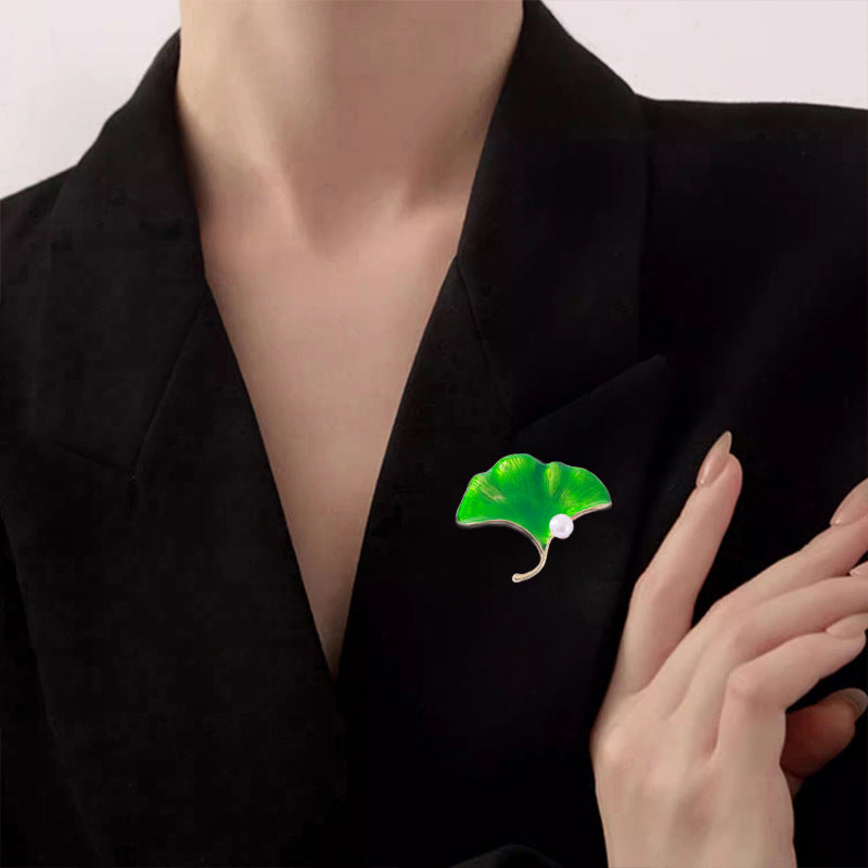 イチョウの葉 ブローチ グリーン ファッション コサージュ ピン エレガント 可愛い おしゃれ アクセサリー プレゼント 贈り物 メンズ レディース 子供 ジュエリー カフス専門店
