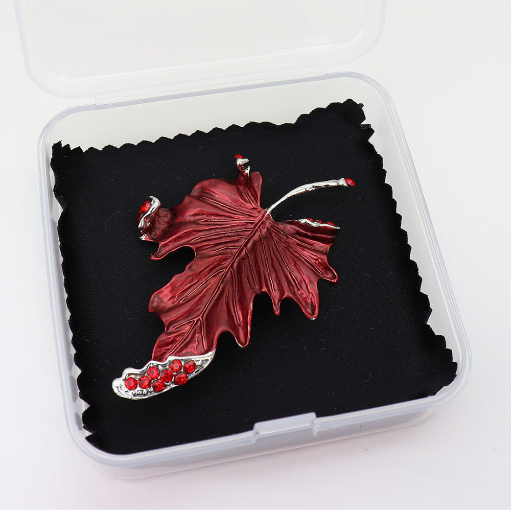 【送料無料】赤い カエデの葉 ブローチ 紅葉 秋色 メープルリーフ ファッション ピン エレガント 可愛い おしゃれ プレゼント メンズ レディース ジュエリー カフス専門店