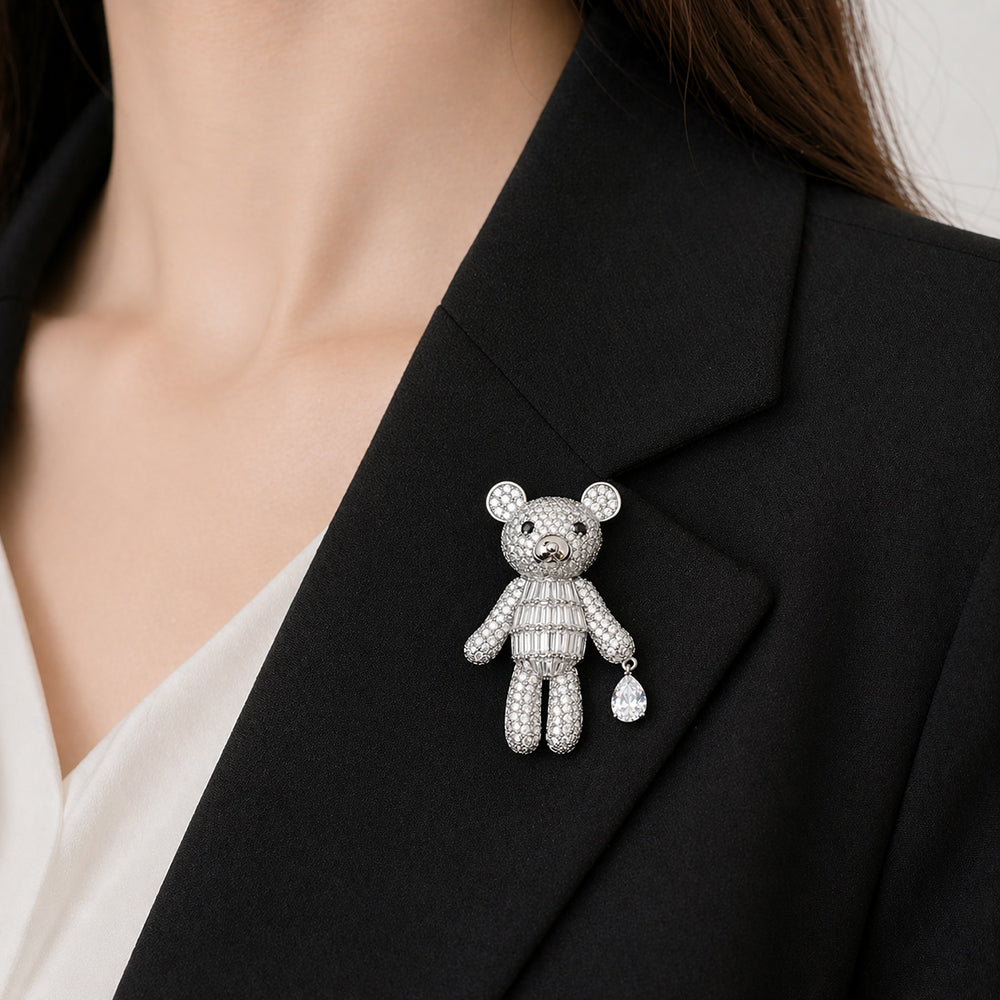 くま ブローチ キラキラ ストーン テディベア 涙チャーム 上品 かわいい レディース アクセサリー バッグ 帽子 ストール プレゼント ギフト