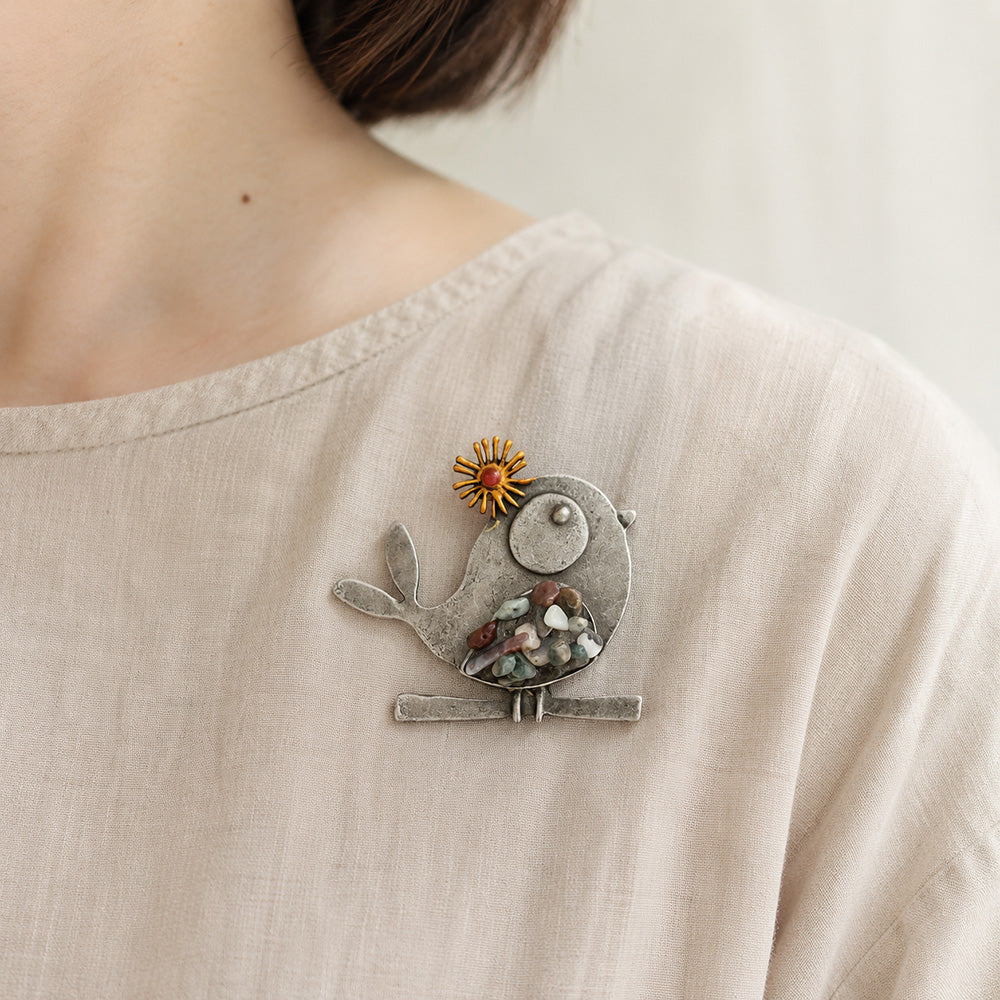 小鳥 ブローチ カラーストーン風 バード 鳥  花 アンティーク調 レトロ アクセサリー かわいい おしゃれ シルバーカラー バッグ 帽子 ストール ギフト