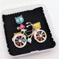 猫と 自転車 ブローチ ペンダント 2WAY ネコ かわいい アニマル アクセサリー サイクリング カラフル バッグ 帽子 ストール ギフト プレゼント 猫好き