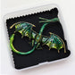 グリーン ドラゴン ブローチ ペンダント 2WAY 緑 龍 竜 ファンタジー アンティーク調 翼 神話 アクセサリー バッグ 帽子 ストール ギフト プレゼント