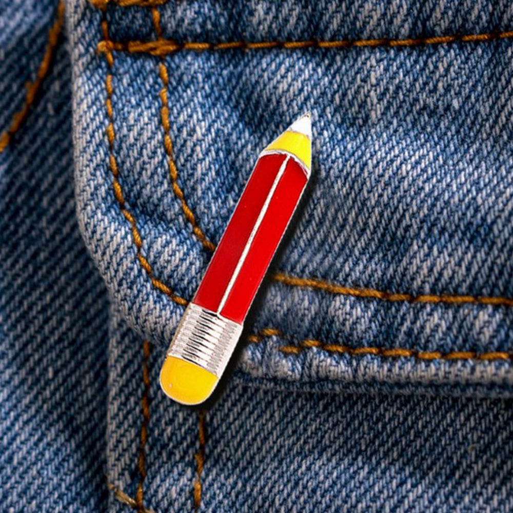 鉛筆 ブローチ 文房具 赤 アクセサリー おしゃれ 個性的 ユニーク  学校 教師 学生 勉強 デザイナー イラストレーター バッグ 帽子 ストール プレゼント ギフト
