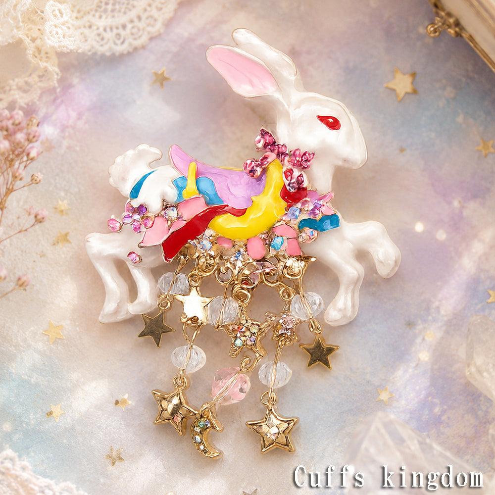 うさぎ メリーゴーランド ブローチ ラビット 星 月 チャーム 揺れる キラキラ ラインストーン ピンク ゴールド 大きめ かわいい おしゃれ 個性的 ファンタジー メルヘン アクセサリー ギフト