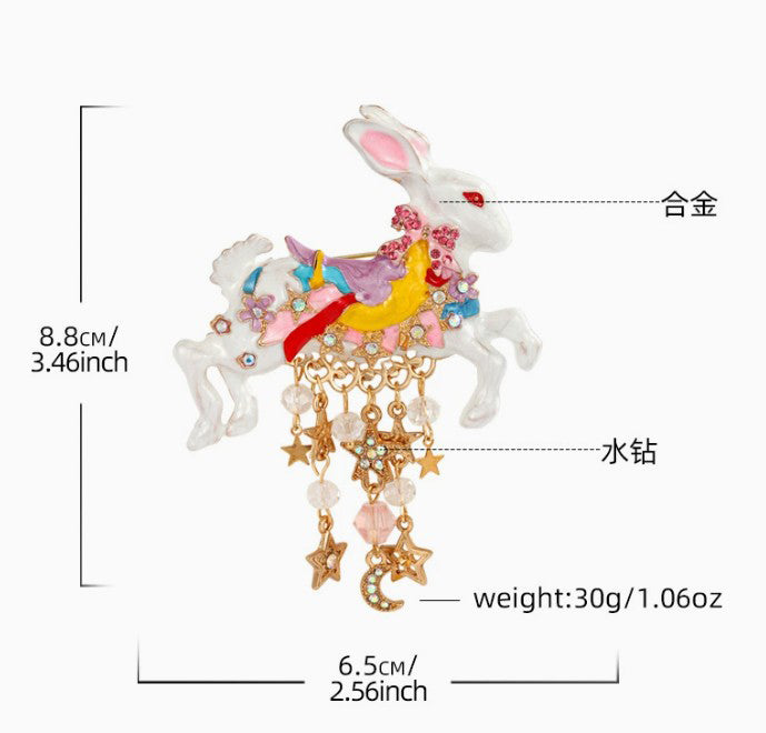 うさぎ メリーゴーランド ブローチ ラビット 星 月 チャーム 揺れる キラキラ ラインストーン ピンク ゴールド 大きめ かわいい おしゃれ 個性的 ファンタジー メルヘン アクセサリー ギフト