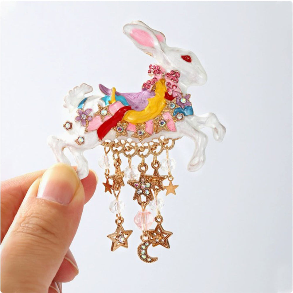うさぎ メリーゴーランド ブローチ ラビット 星 月 チャーム 揺れる キラキラ ラインストーン ピンク ゴールド 大きめ かわいい おしゃれ 個性的 ファンタジー メルヘン アクセサリー ギフト