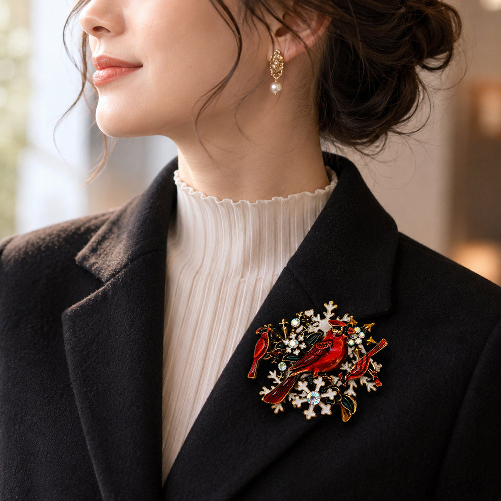 赤い鳥 雪の結晶 ブローチ クリスマス 冬 鳥 カーディナル アクセサリー リーフ 上品 華やか おしゃれ かわいい バッグ 帽子 ストール プレゼント ギフト